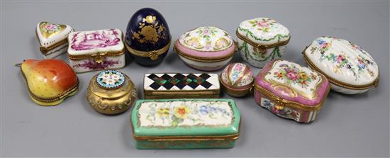 Twelve assorted porcelain snuff boxes etc.